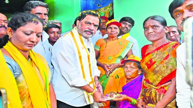 MLA: పండుగలా పింఛన పంపిణీ