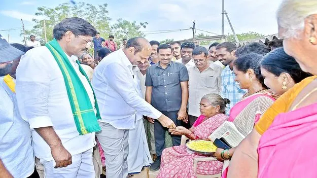అత్యధిక పెన్షన్లు ఇస్తున్నాం : మంత్రి కొలుసు
