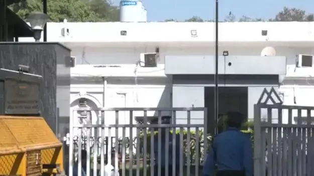 కాంగ్రెస్‌ ఆఫీసును ఖాళీ చేయండి