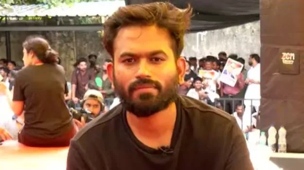 బొద్దింక అంత తేలిగ్గా వెళ్లిపోదు