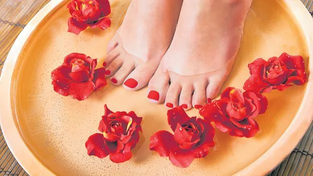 ఇంట్లోనే పెడిక్యూర్‌ ఇలా...