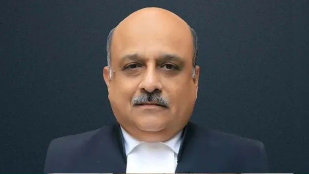 లా విద్యార్థులకు మనుస్మృతి బోధించాలి 