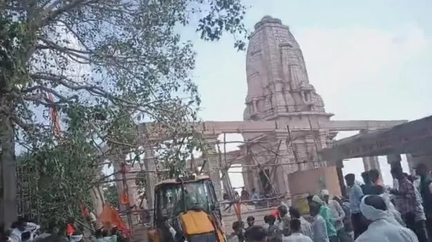 నిర్మాణంలోని ఆలయ మండపం కూలి మహారాష్ట్రలో ఆరుగురు భక్తుల మృతి