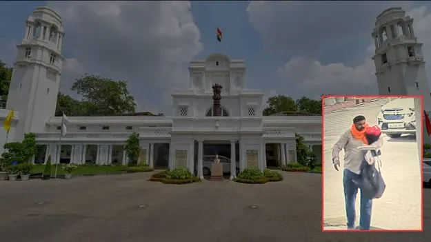 ఢిల్లీ అసెంబ్లీ గేటును ఢీకొట్టి లోపలికెళ్లిన కారు! 