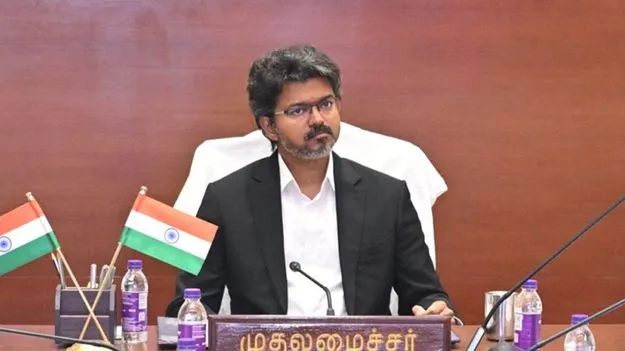 లంచ్‌ బాక్స్‌తో పావు గంట ముందే సచివాలయానికి సీఎం విజయ్‌