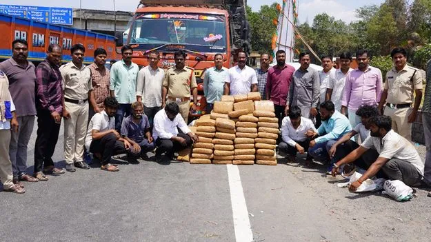 కూరగాయల మాటున గంజాయి స్మగ్లింగ్‌