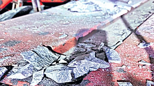 పైకప్పు నుంచి ఊడిపడుతున్న పెచ్చులు!
