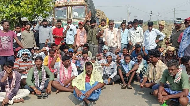 ధాన్యం బస్తాలు తరలించాలని రైతుల ధర్నా