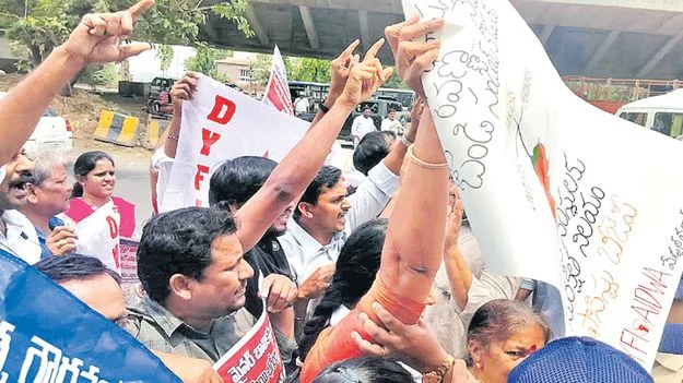 బండి భగీరథ్‌ను వెంటనే అరెస్ట్‌ చేయాలి