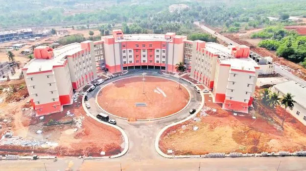 పెట్రో వర్సిటీలో ఇష్టారాజ్యం!
