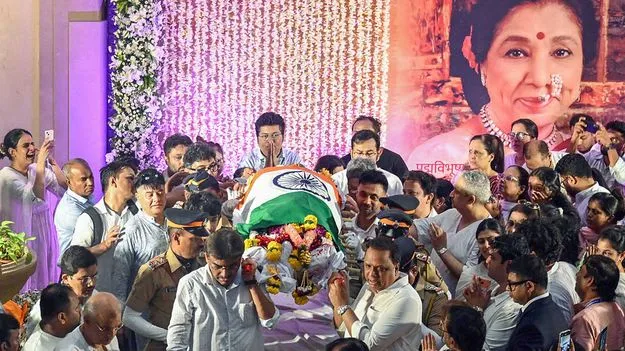 ఆశాభోస్లేకు కన్నీటి వీడ్కోలు