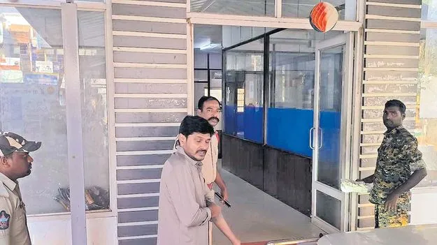 జగన్‌ మాజీ సీపీఆర్‌వో శ్రీహరి అరెస్ట్‌