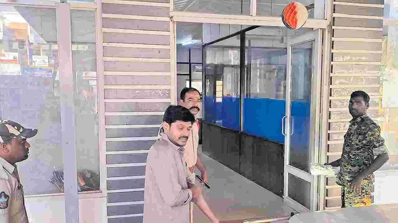 జగన్‌ మాజీ సీపీఆర్‌వో శ్రీహరి అరెస్ట్‌