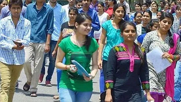 డిగ్రీ కళాశాలల్లో తరగతులు చెప్పేదెవరు?