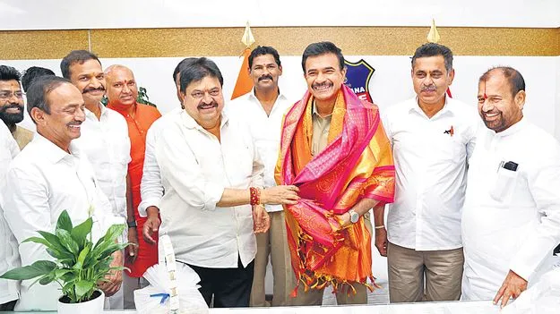 డీజీపీ సీవీ ఆనంద్‌తో రాంచందర్‌రావు భేటీ