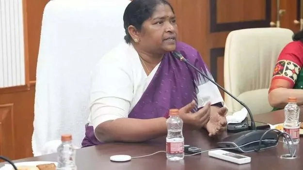 సీబీవోలకు ల్యాప్‌టాప్‌లు ఇచ్చిన మంత్రి సీతక్క