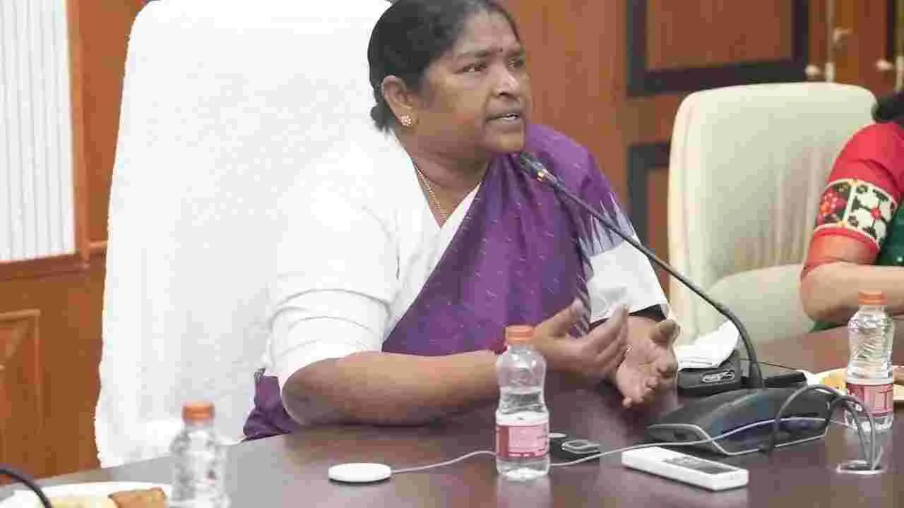 సీబీవోలకు ల్యాప్‌టాప్‌లు ఇచ్చిన మంత్రి సీతక్క