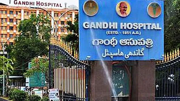 గాంధీ ఆస్పత్రి నుంచి రిమాండ్‌ ఖైదీ పరారీ 