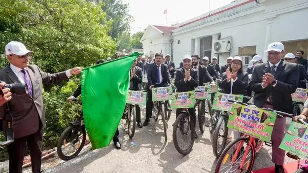 హైకోర్టుకు సైకిళ్లపై 70 మంది జడ్జిలు 