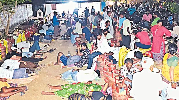 గ్యాస్‌ కోసం తిప్పలు.. రోడ్ల పైనే కునుకు!