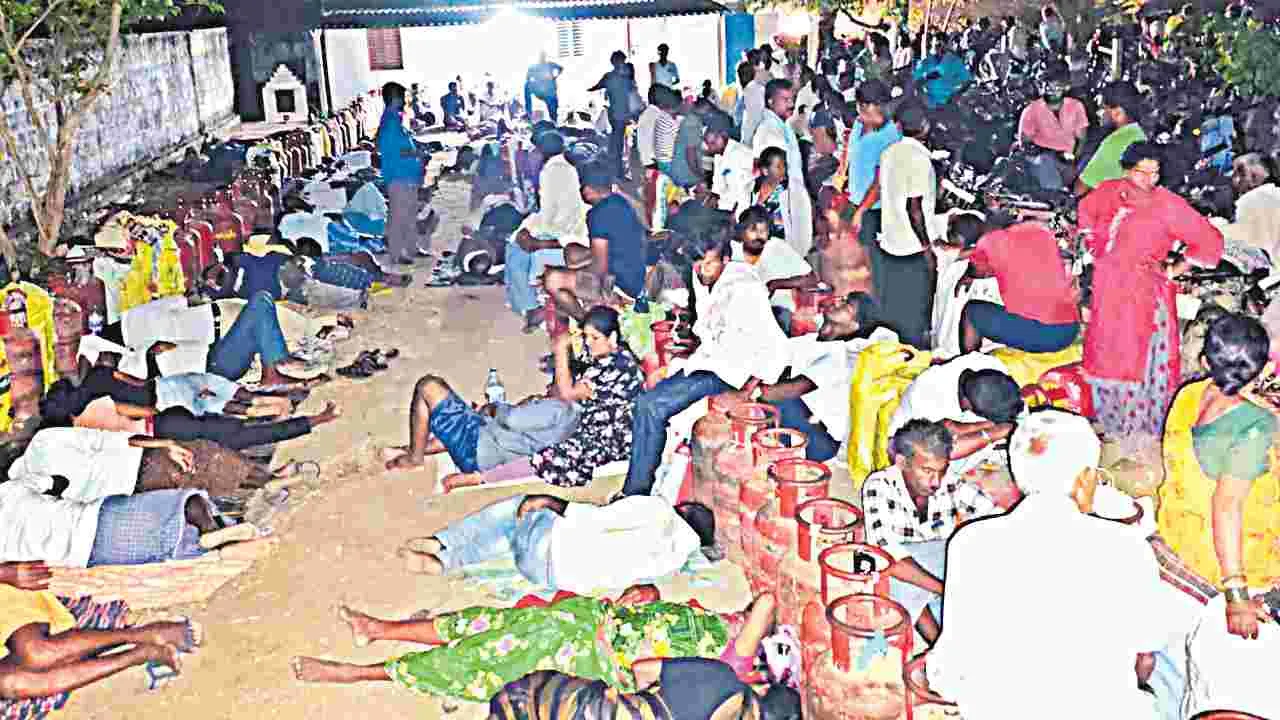 గ్యాస్‌ కోసం తిప్పలు.. రోడ్ల పైనే కునుకు!