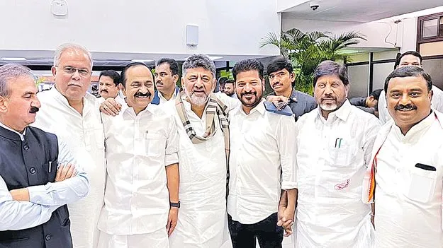 మిత్రులు మళ్లీ కలిసినట్లు ఉంది