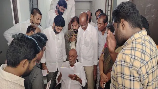 డబుల్‌బెడ్‌రూం ఇండ్ల సమస్యలు పరిష్కరిస్తాం....