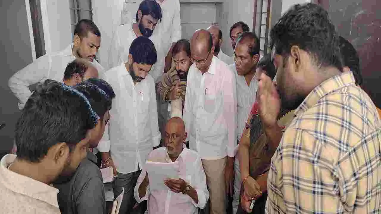 డబుల్‌బెడ్‌రూం ఇండ్ల సమస్యలు పరిష్కరిస్తాం....