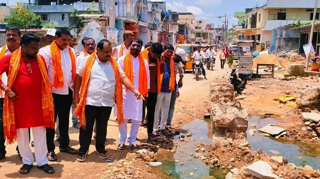విస్తరణ పనులు త్వరగా చేయకుంటే   మున్సిపల్‌ కార్యాలయం ముట్టడిస్తాం