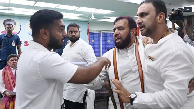 గాంధీభవన్‌లో గలాటా