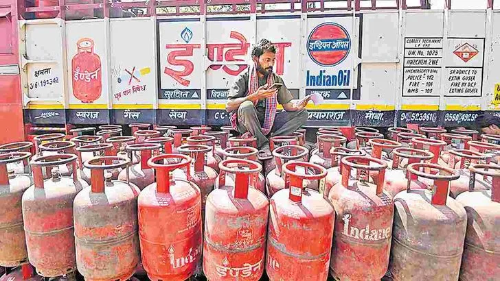 సికింద్రాబాద్‌లో పెట్రోల్, గ్యాస్ కష్టాలు.. క్యూలైన్‌లో బారులు తీరిన జనం