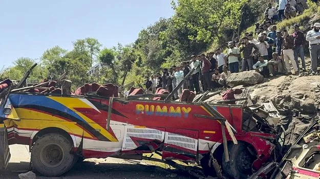 జమ్మూకశ్మీర్‌లో ఘోర బస్సు ప్రమాదం 21 మంది మృతి 