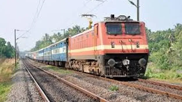 కదులుతున్న రైలు నుంచి చెత్తను విసిరేసిన రైల్వే ఉద్యోగి తొలగింపు