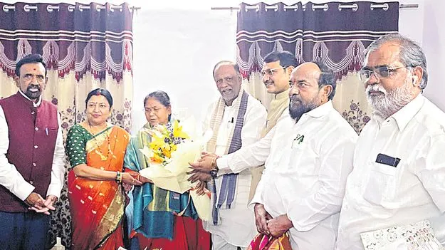 సాధ్వి నిరంజన్‌తో ఆర్‌. కృష్ణయ్య, కె. లక్ష్మణ్‌ భేటీ