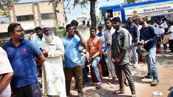 సికింద్రాబాద్‌లో పెట్రోల్, గ్యాస్ కష్టాలు.. క్యూలైన్‌లో బారులు తీరిన జనం