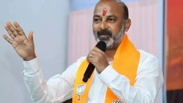 తుమ్మలకు కనీస అవగాహన లేదు