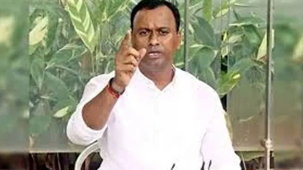 కవిత రాజకీయ పార్టీ పెట్టడం పెద్ద జోక్‌