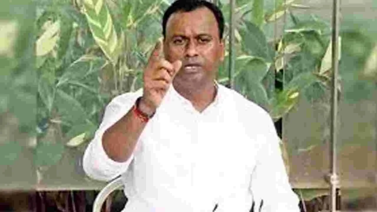 కవిత రాజకీయ పార్టీ పెట్టడం పెద్ద జోక్‌