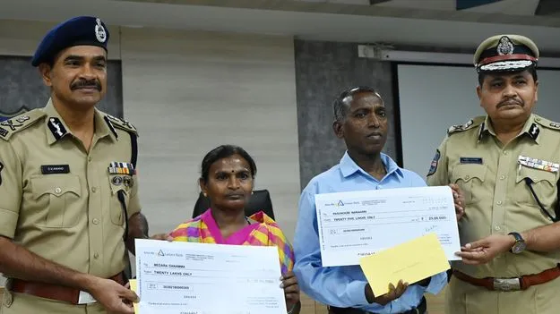 మావోయిస్టు నరహరి లొంగుబాటు
