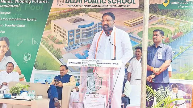 అన్ని స్కూళ్లలో ఈత కొలనులు: మంత్రి వాకిటి