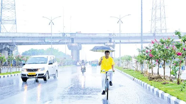 ఎండా.. వాన.. సైకిల్‌పై నిమ్మల