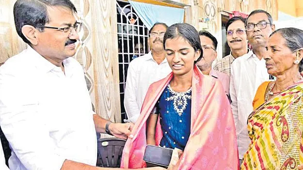 చదువుల తల్లికి అండగా.. 