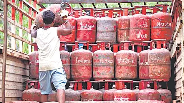 15,00,000 రాష్ట్రవ్యాప్తంగా డెలివరీ పెండింగ్‌లో ఉన్న సిలిండర్ల సంఖ్య ఇదీ..