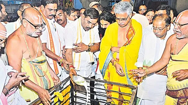 తిరుమల తరహాలో యాదగిరిగుట్టలో..నృసింహ పాదాల ప్రతిష్ఠాపన