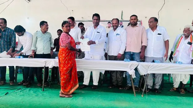 పేదల ముఖాల్లో ఆనందం కనిపిస్తోంది