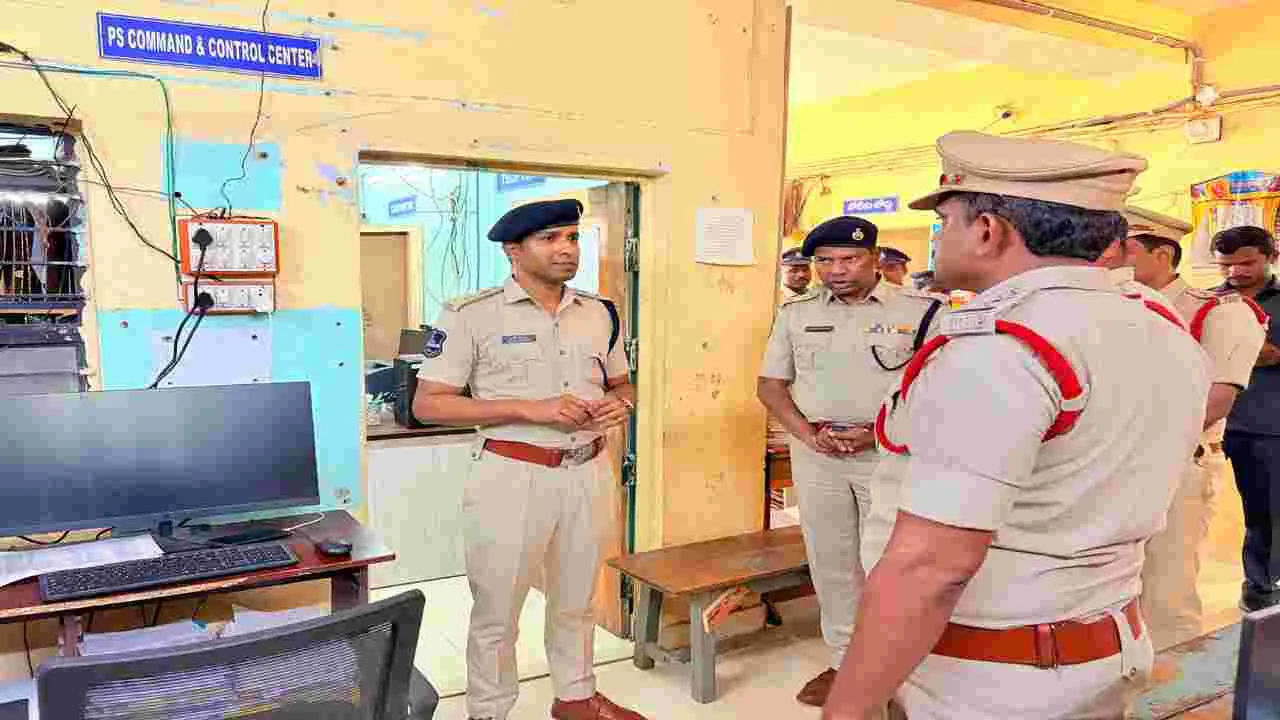 సర్కిల్‌ పరిధిలో పోలీస్‌స్టేషన్లను తనిఖీ చేయాలి