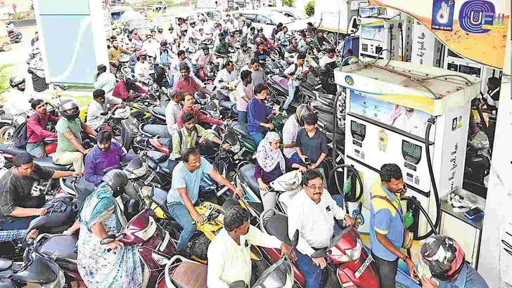 సికింద్రాబాద్‌లో పెట్రోల్, గ్యాస్ కష్టాలు.. క్యూలైన్‌లో బారులు తీరిన జనం
