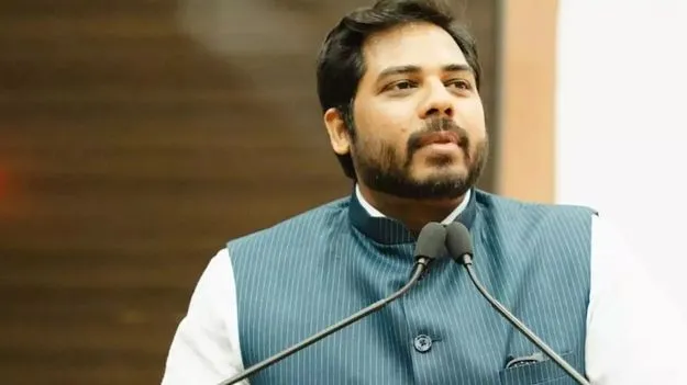 ఓటు చోరీ, పేపర్‌ లీకేజీలకు తండ్రి మోదీ