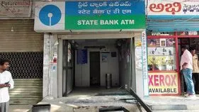 ఏటీఎంకు తాడు కట్టి.. బొలెరోతో లాగి..