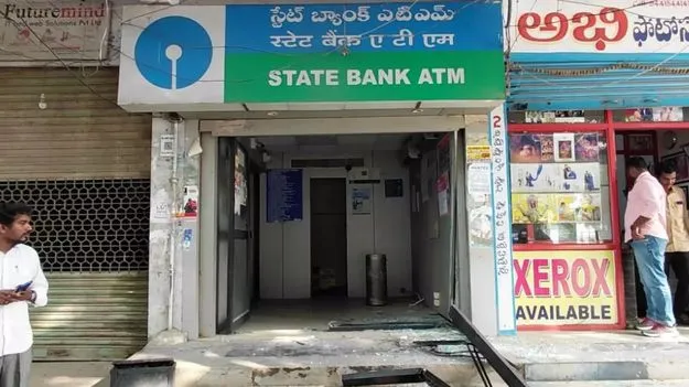 ఏటీఎంకు తాడు కట్టి.. బొలెరోతో లాగి..